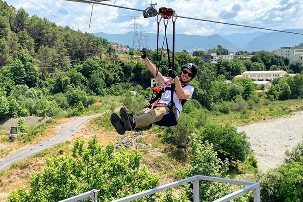 seorang pria tergantung di udara dengan tali zipline