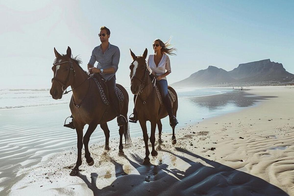 een man en een vrouw rijden op paarden op het strand