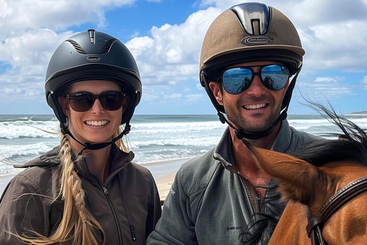 een man en een vrouw rijden op een paard op het strand