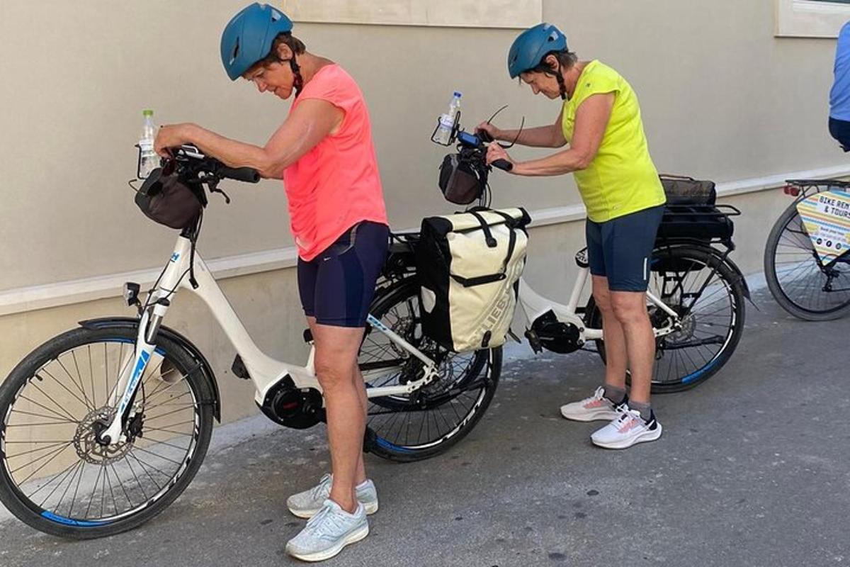 to personer står ved siden af en cykel