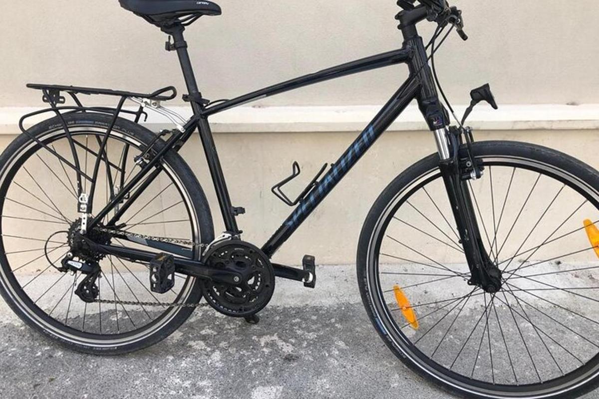 svart hjól lagt við vegg