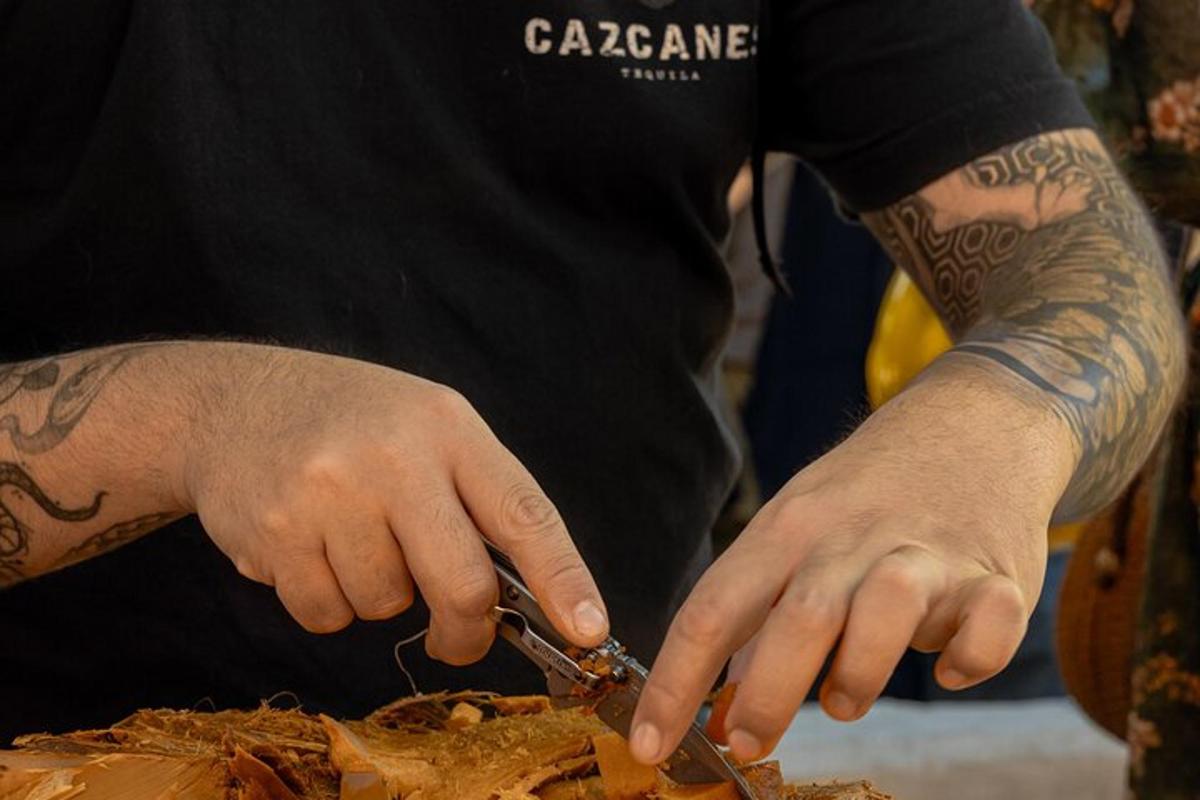 um homem cortando comida com uma tesoura