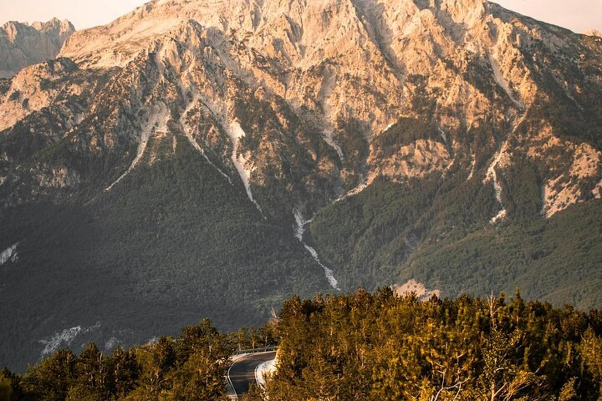 una carretera sinuosa davant d'una serralada