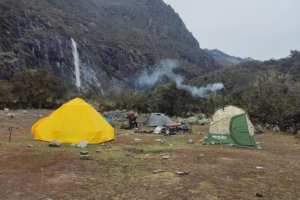 dua khemah di padang di sebelah gunung