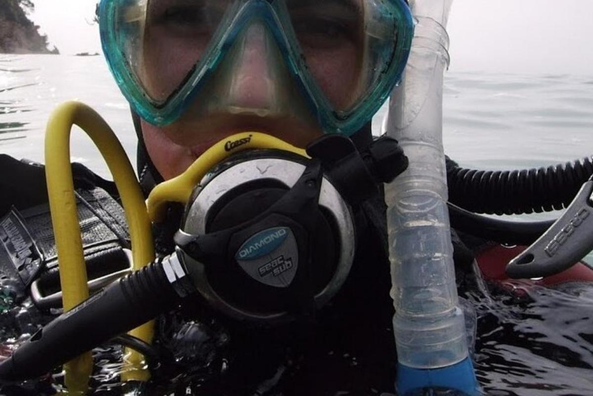 una persona in acqua che indossa una maschera antigas