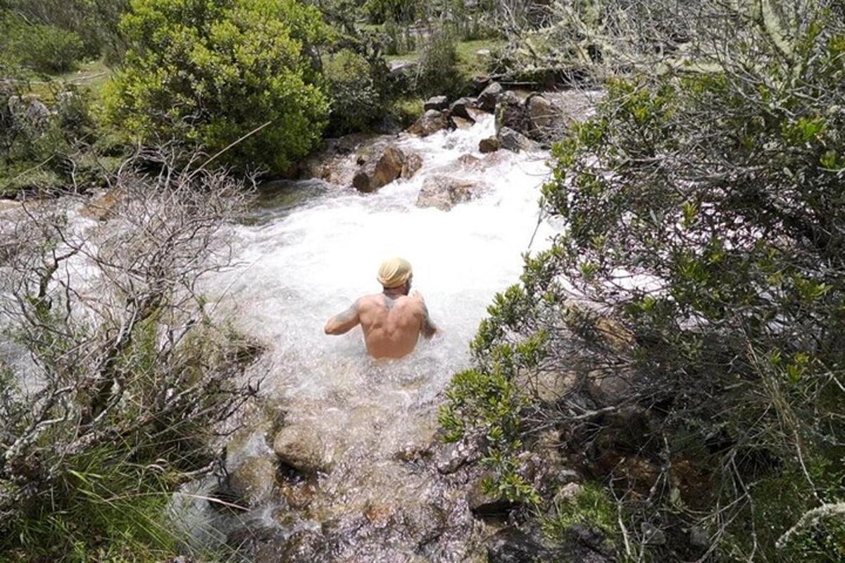 un homme marchant dans un ruisseau