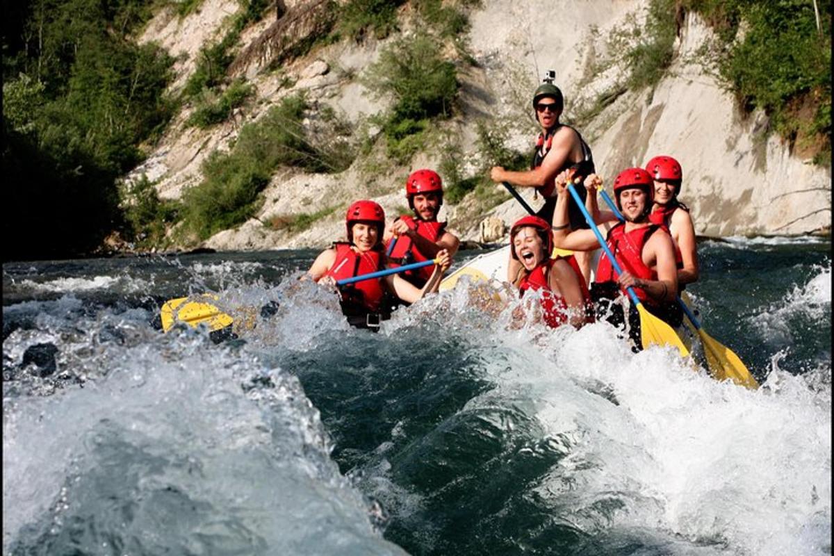 un gruppo di persone su una zattera in un fiume