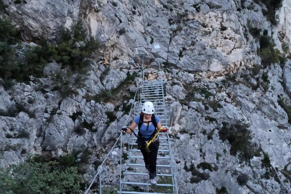 un hombre bajando por una escalera en una montaña
