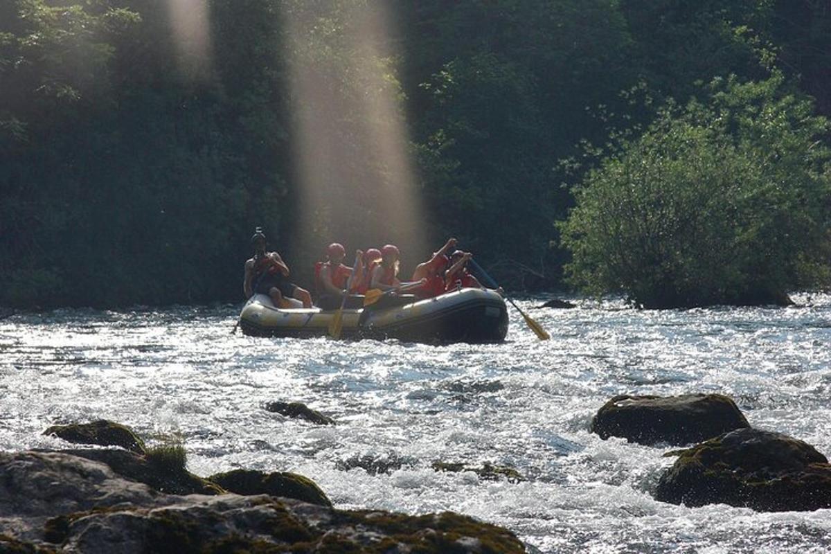 un grupo de personas en una balsa en un río