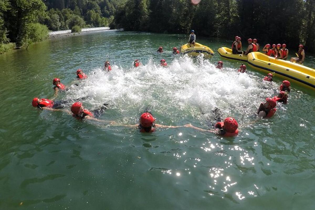 un grupo de personas en el agua en una balsa