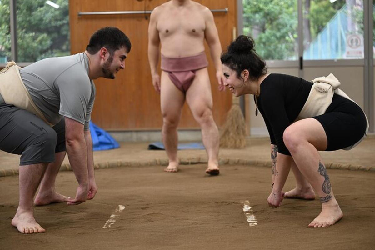 sekumpulan orang dalam kelas yoga