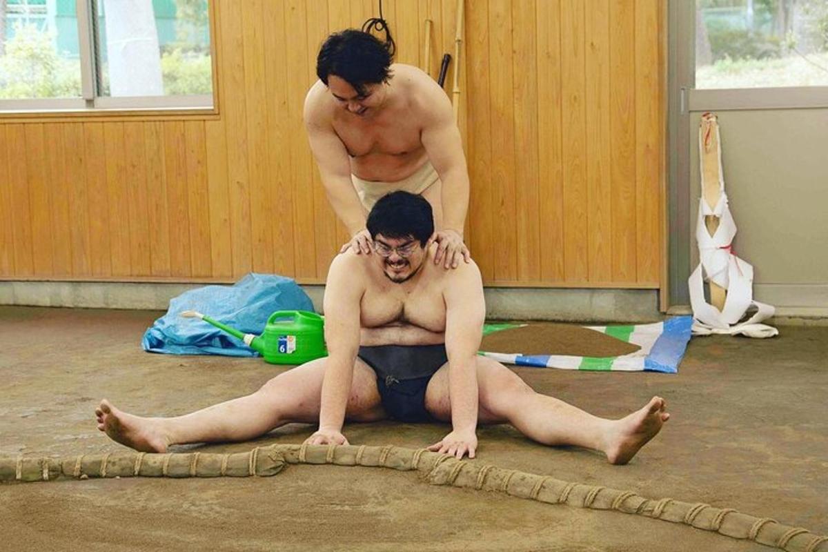 seorang lelaki berbaring di atas lantai di dalam sebuah bilik bersama lelaki lain