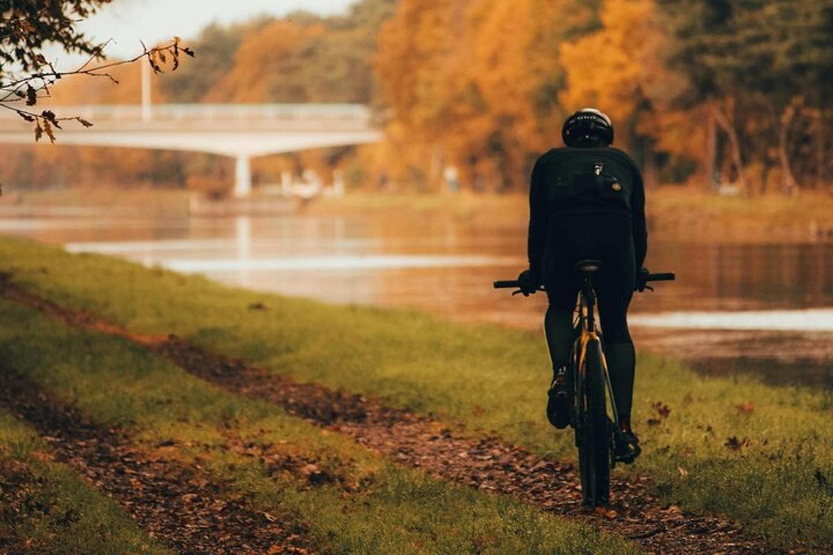 une personne faisant du vélo sur un chemin sous la pluie