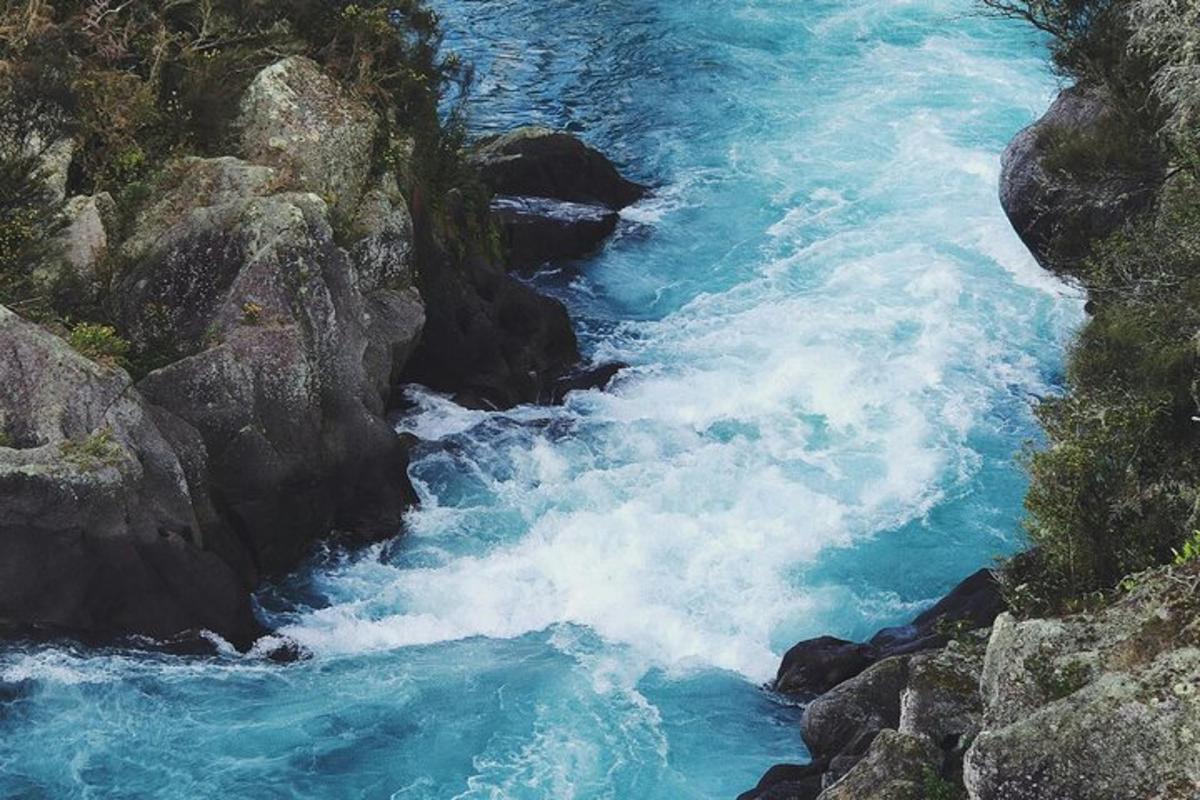 une vue aérienne d'une rivière aux eaux bleues