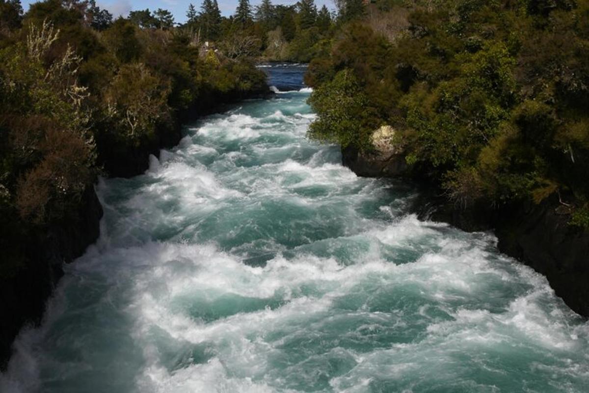 une rivière avec des rapides d'eau vive au sommet
