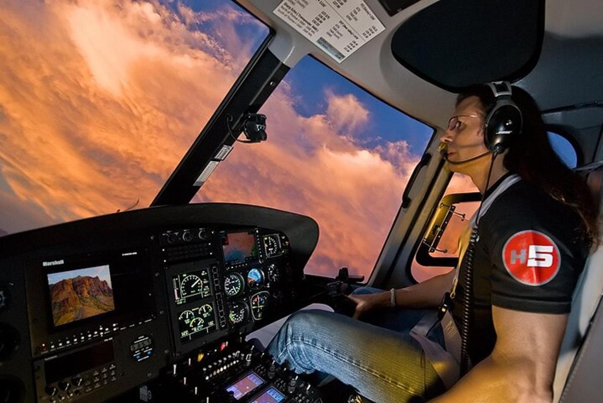 una dona asseguda a la cabina d'un avió