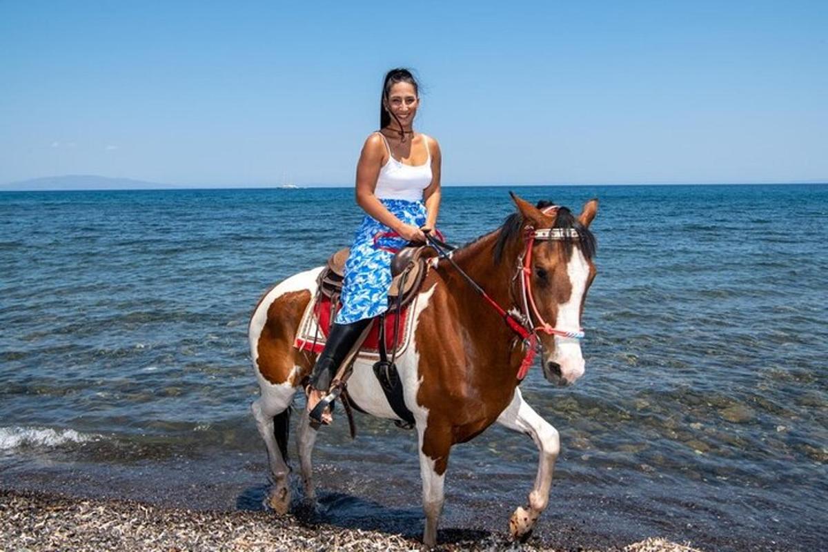 naine ratsutab rannas hobuse seljas