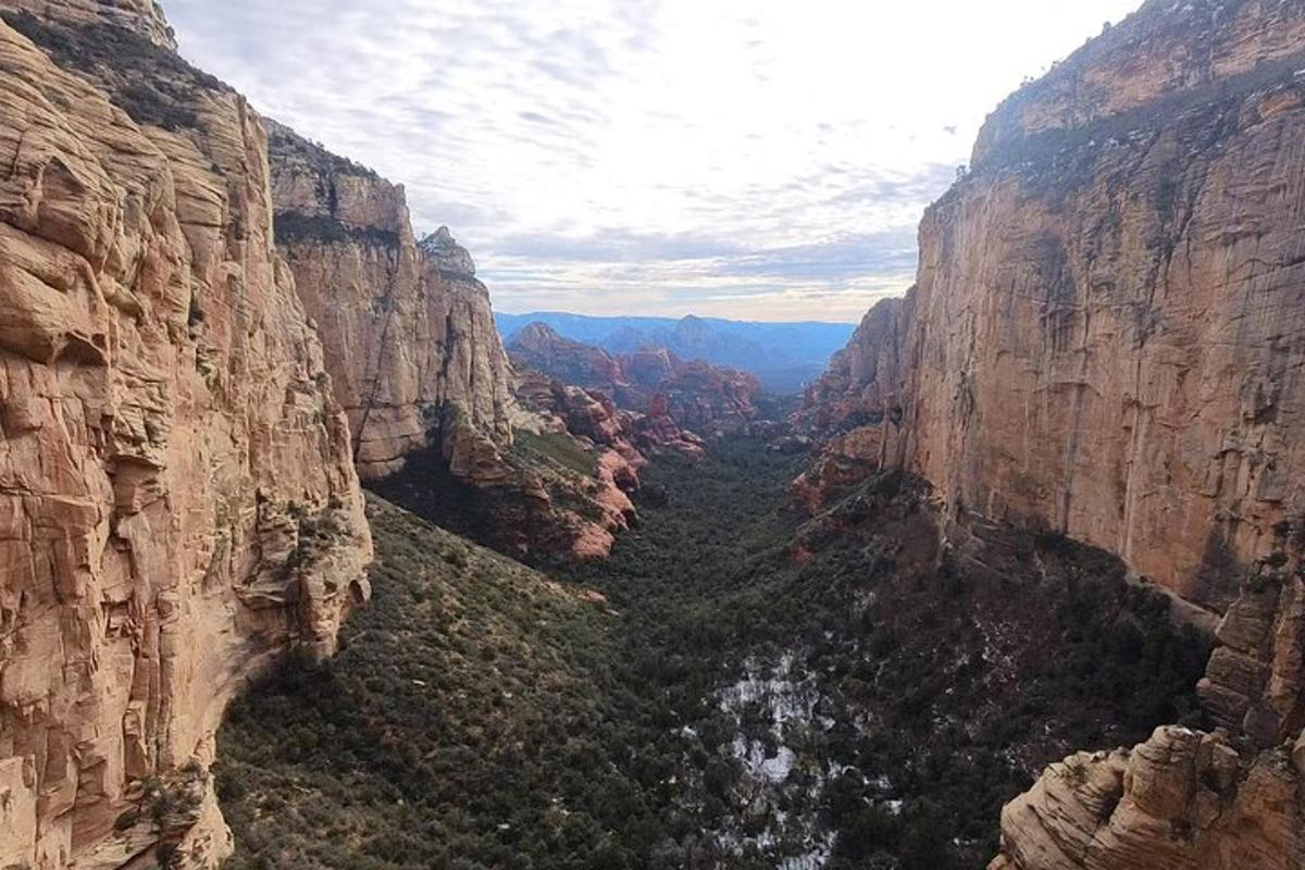 uma vista de um cânion do topo de um penhasco