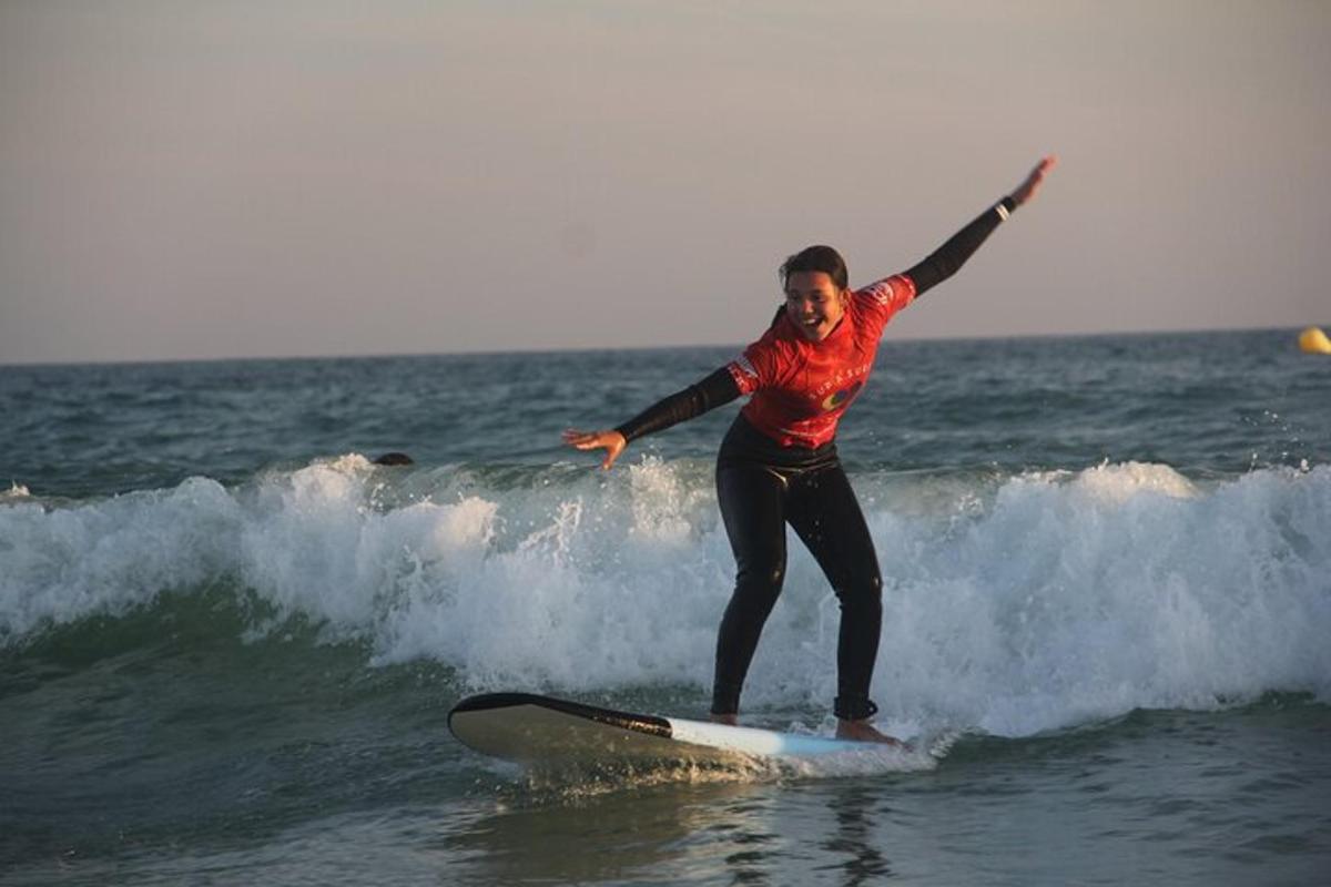 ženska, ki jaha val na deski za surfanje v oceanu