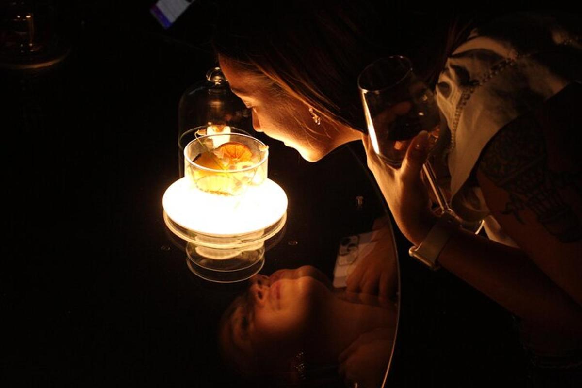 uma mulher segurando um bebê com uma luz