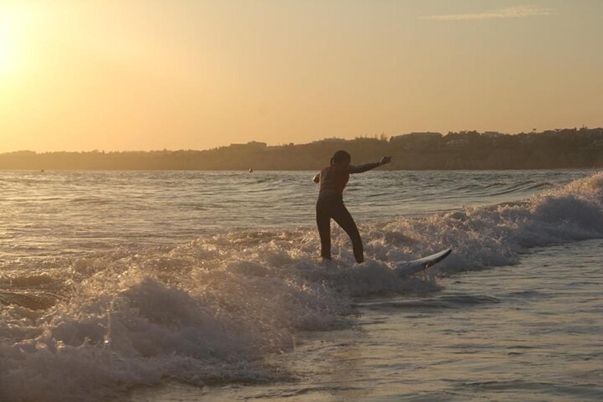 ženska, ki jaha val na deski za surfanje v oceanu