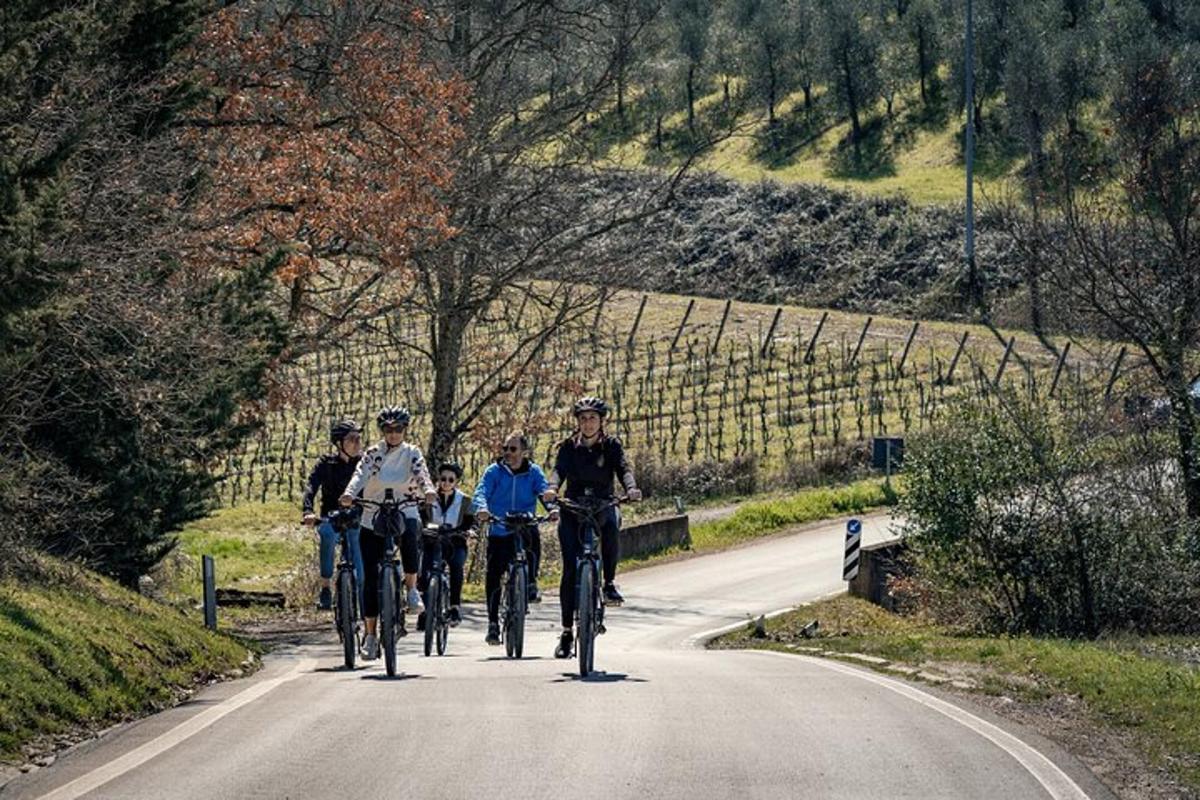 un gruppo di persone che vanno in bicicletta lungo una strada