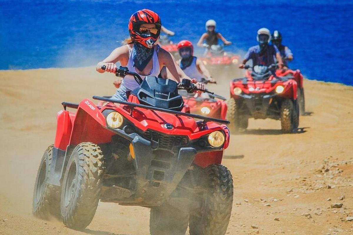 Μια ομάδα ανθρώπων που οδηγούν ATV στην παραλία