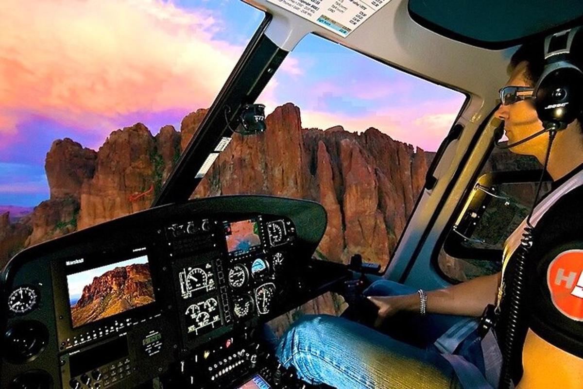 inimene, kes lendab helikopteriga kanjoni kohal