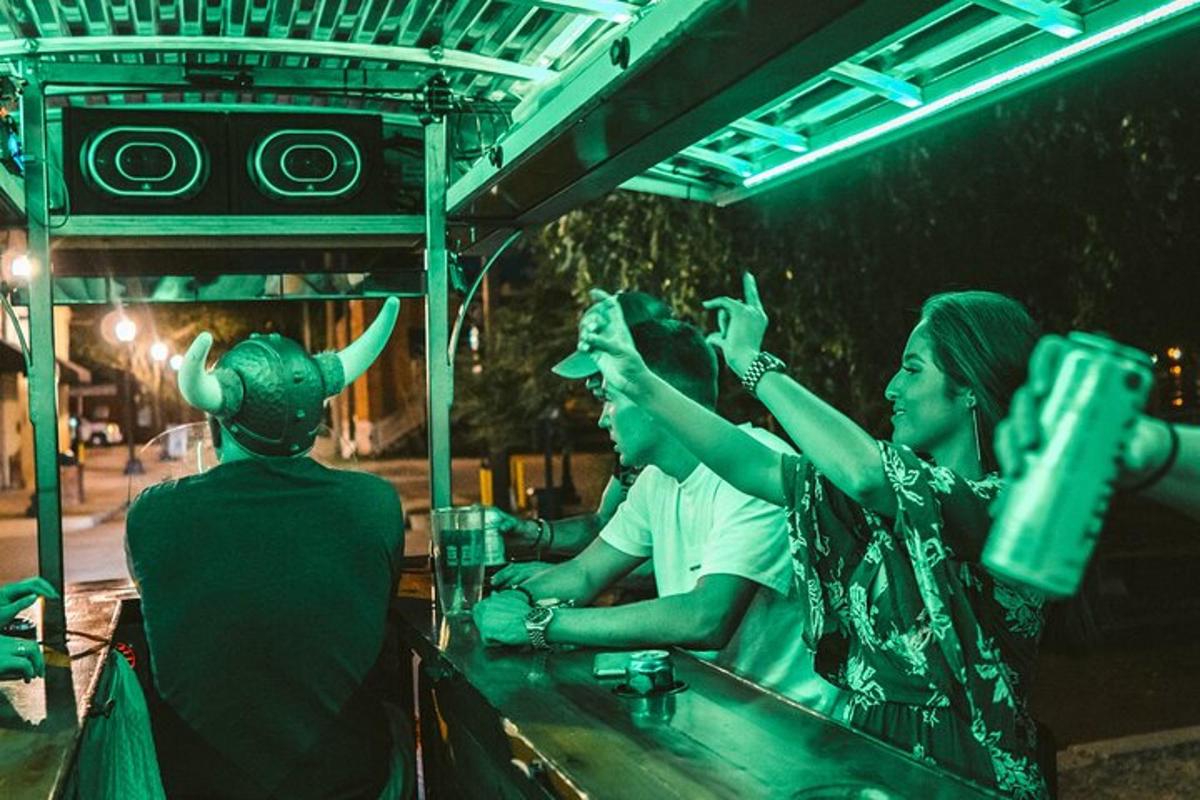 skupina lidí sedících u baru s rohy na hlavách
