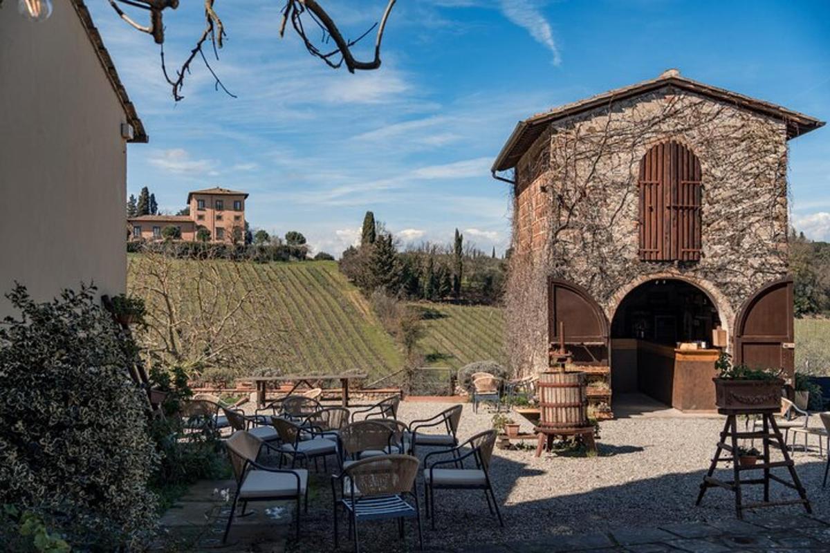un edificio in pietra con un tavolo e sedie in un cortile