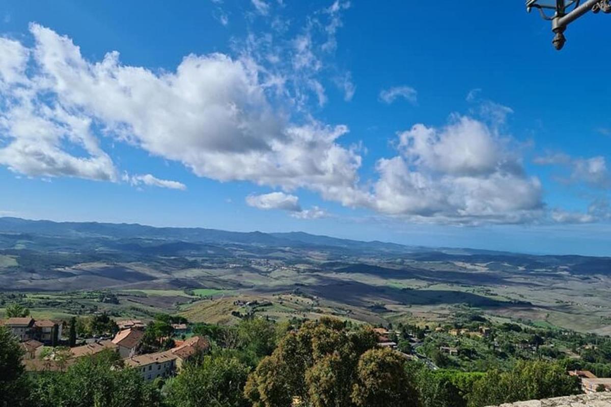 pogled na dolino pod modrim nebom z oblaki