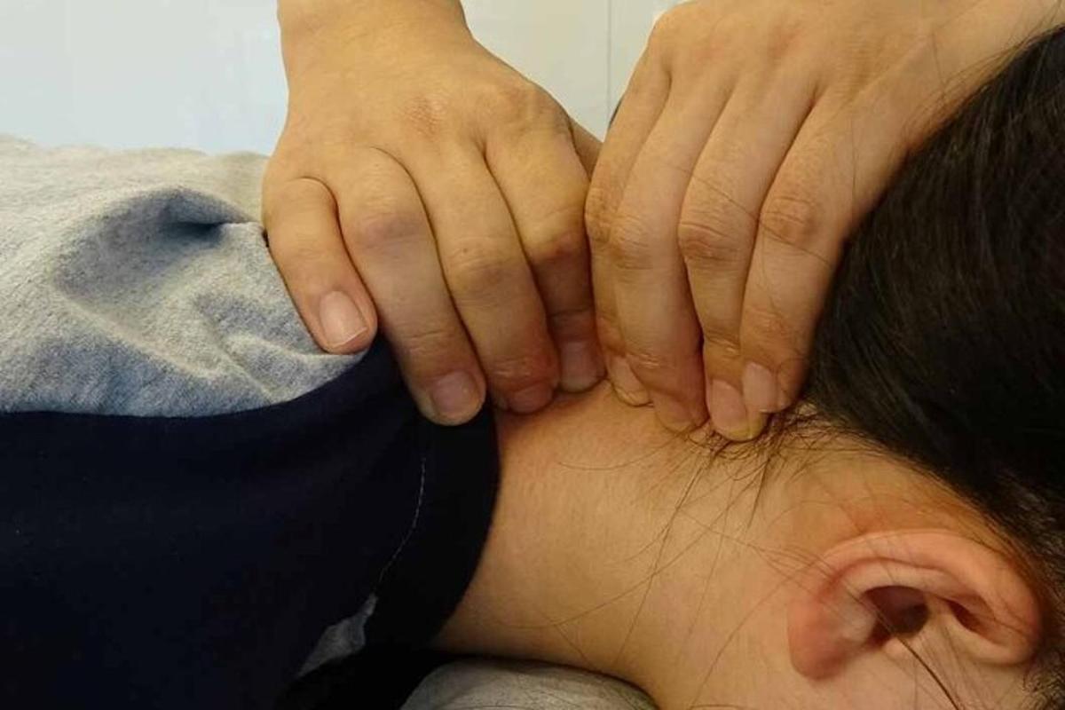 una persona con le mani sopra la testa