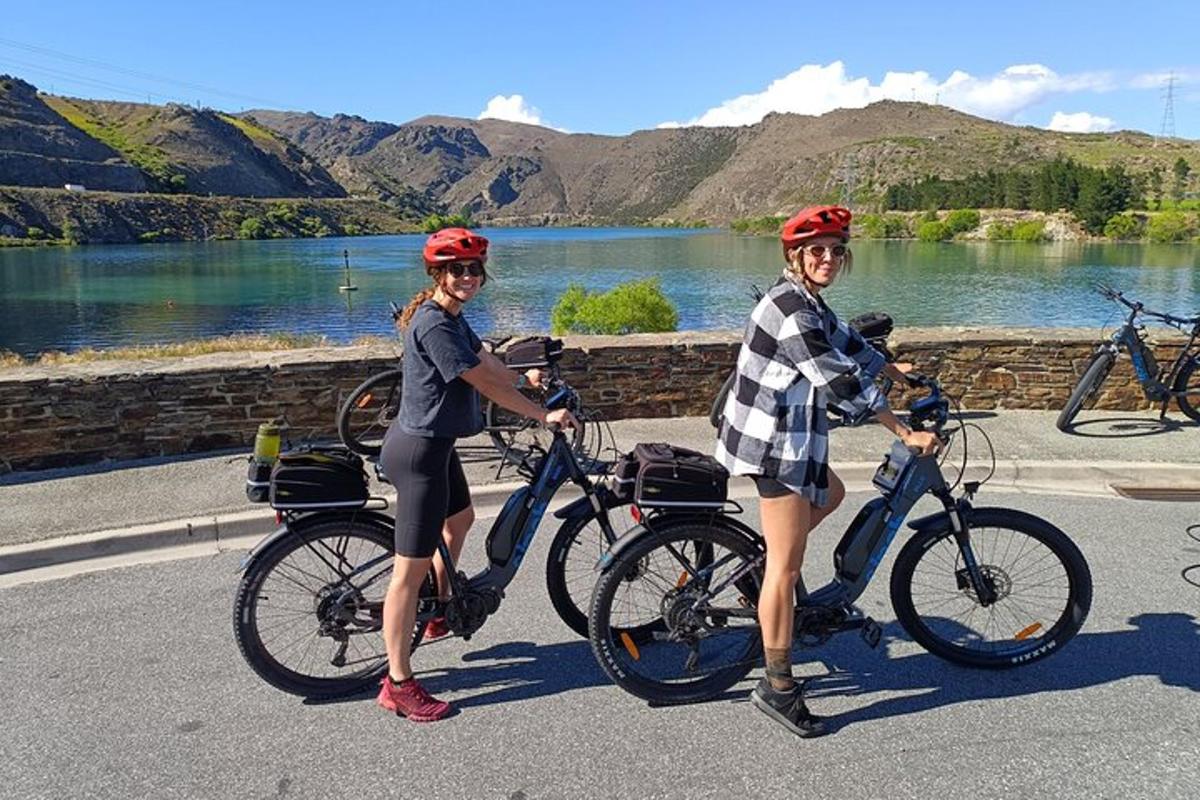 due persone sono in piedi con le loro biciclette su una strada