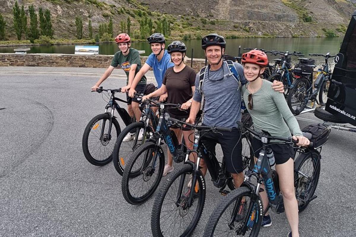 un gruppo di persone in bicicletta sulla strada