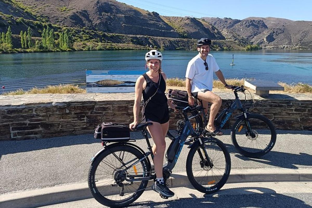 un uomo e una donna in piedi accanto alle loro biciclette