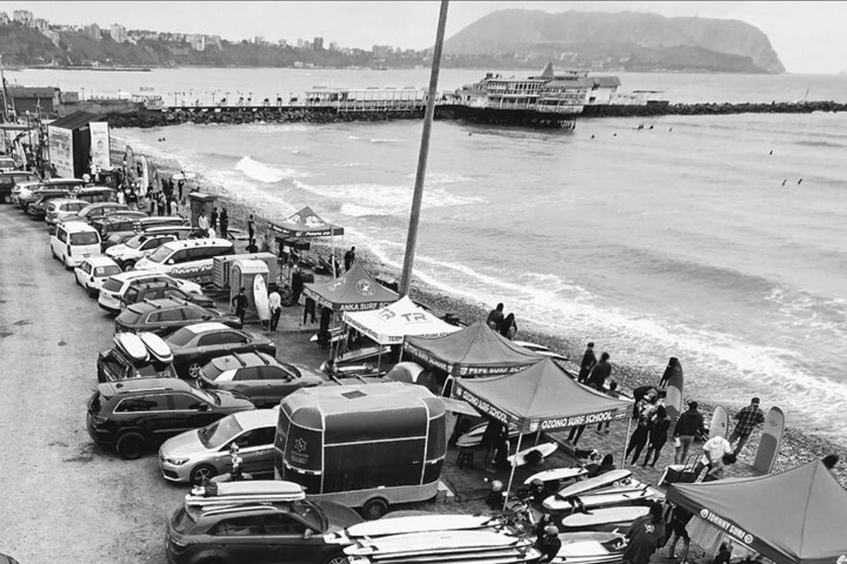 črno-bela fotografija plaže s parkiranimi avtomobili
