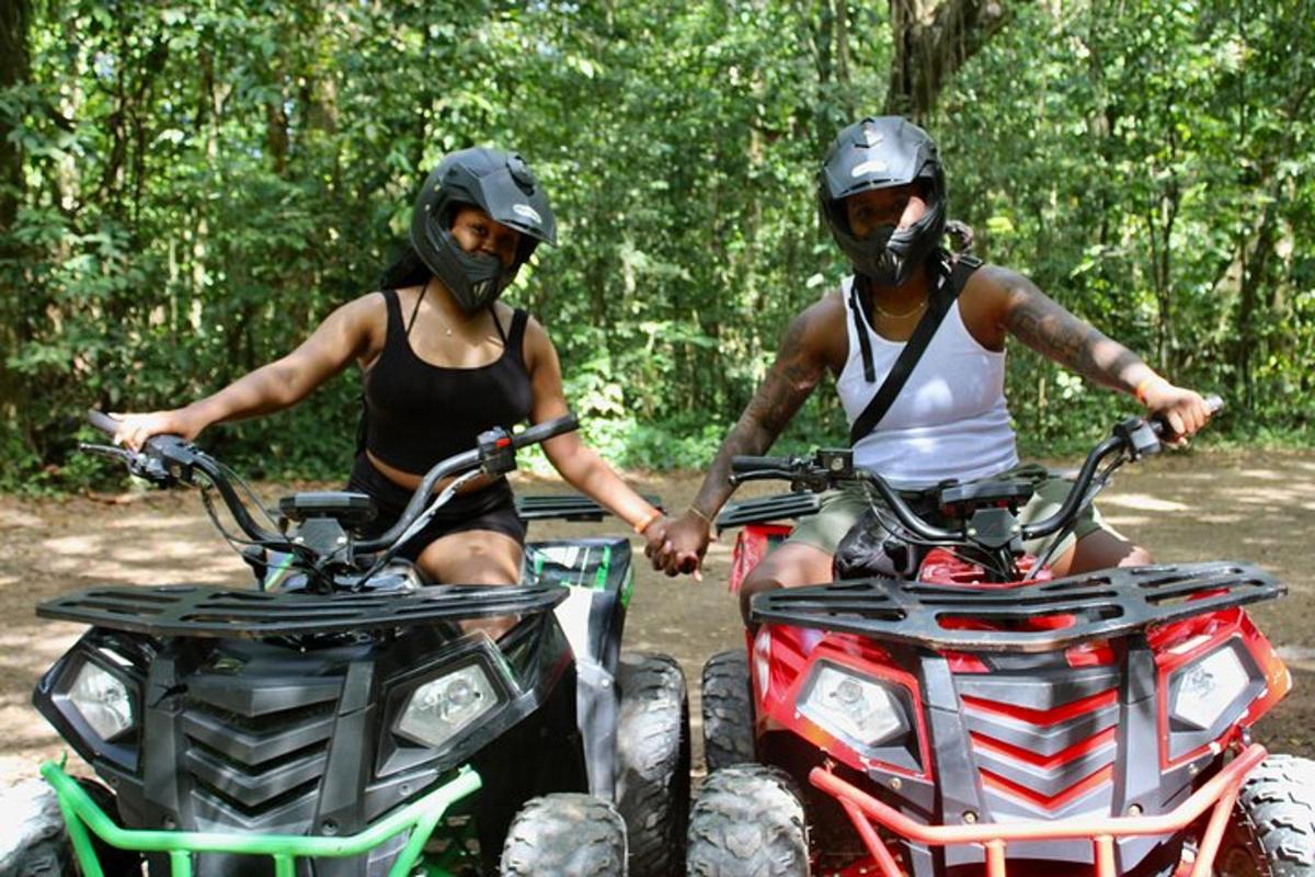 dues persones que van en quads pel bosc