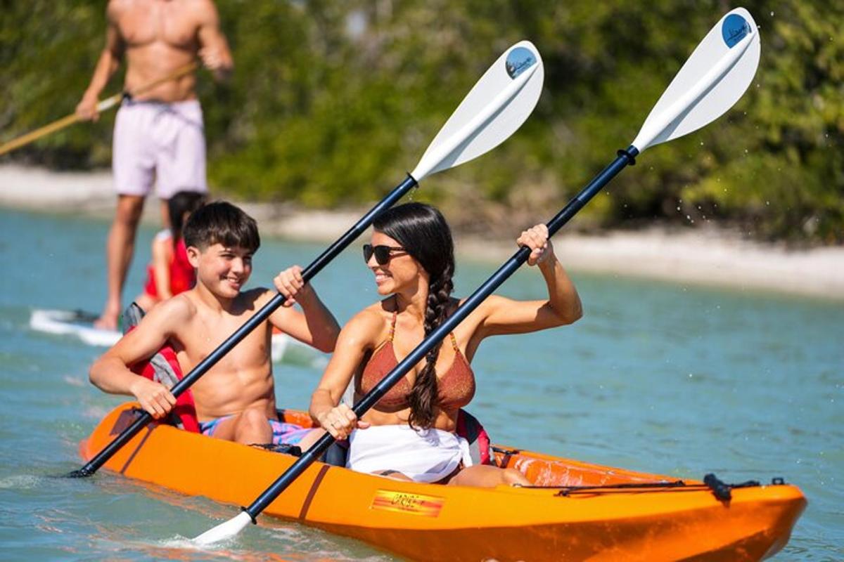 Una mujer y un niño en un kayak en el agua.