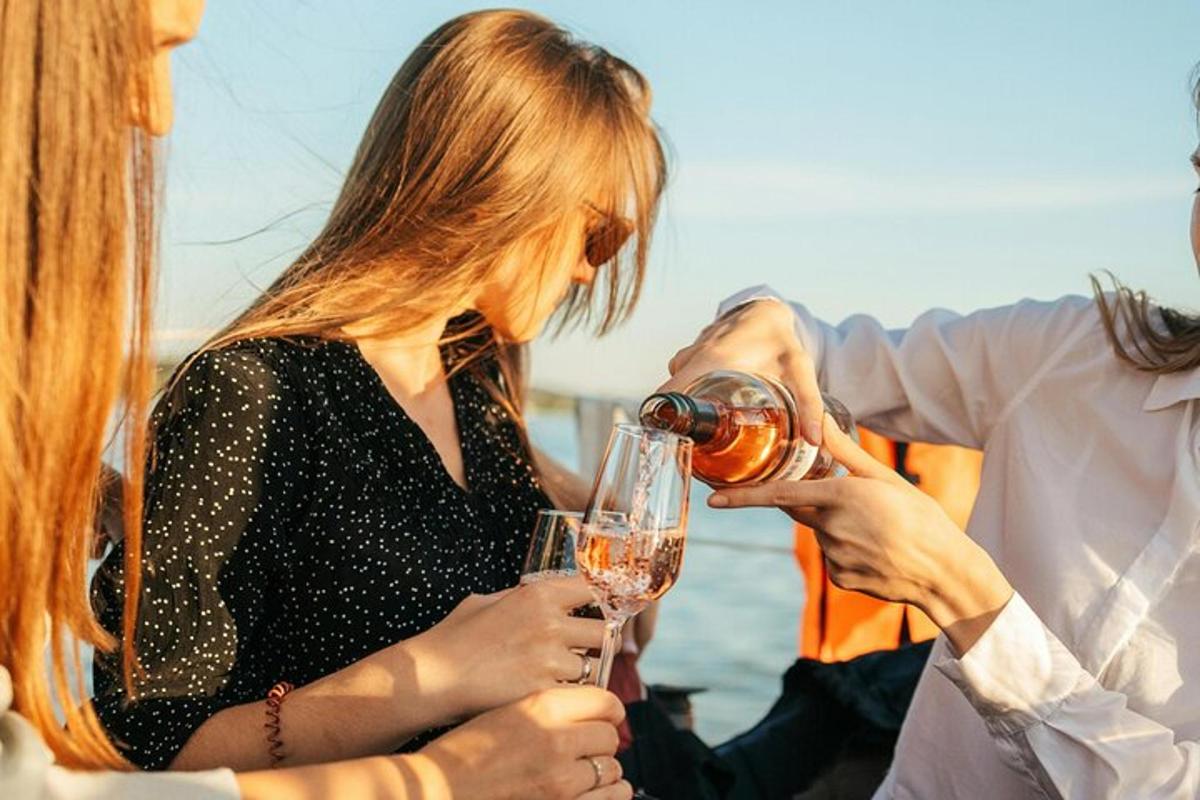一群人手捧酒杯
