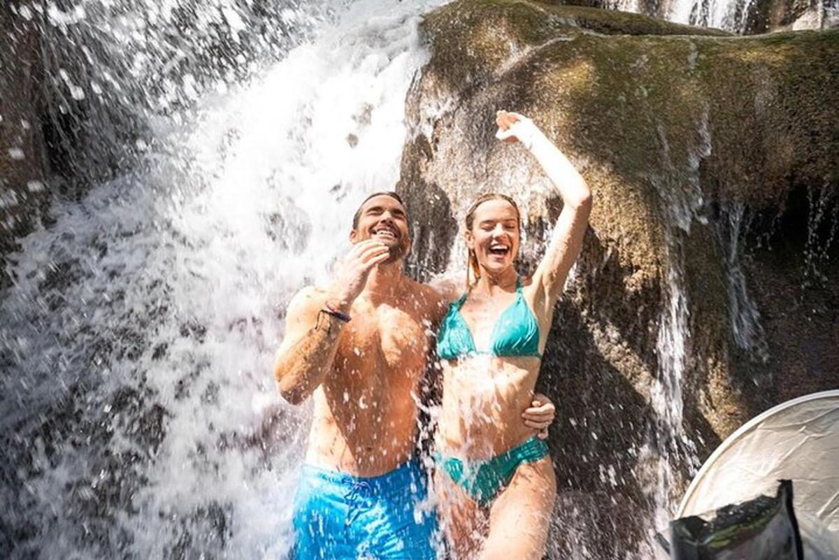 un home i una dona drets davant d'una cascada