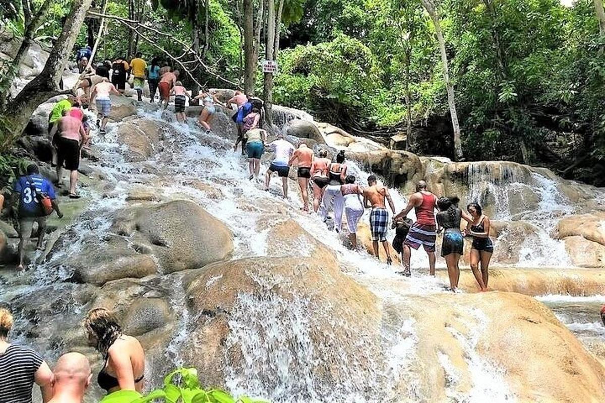 un gruppo di persone che camminano attraverso una cascata