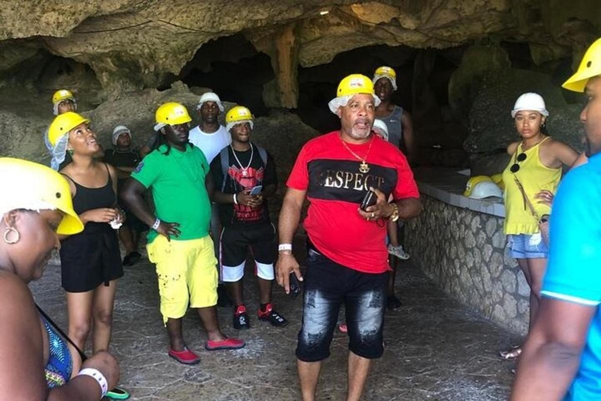 un gruppo di persone che indossano caschi protettivi in una grotta