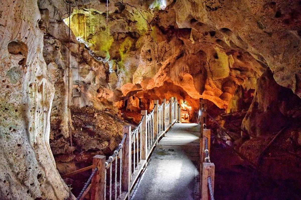 um túnel em uma caverna com uma passarela
