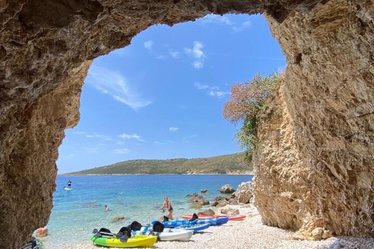 una vista d'una platja amb gent a l'aigua