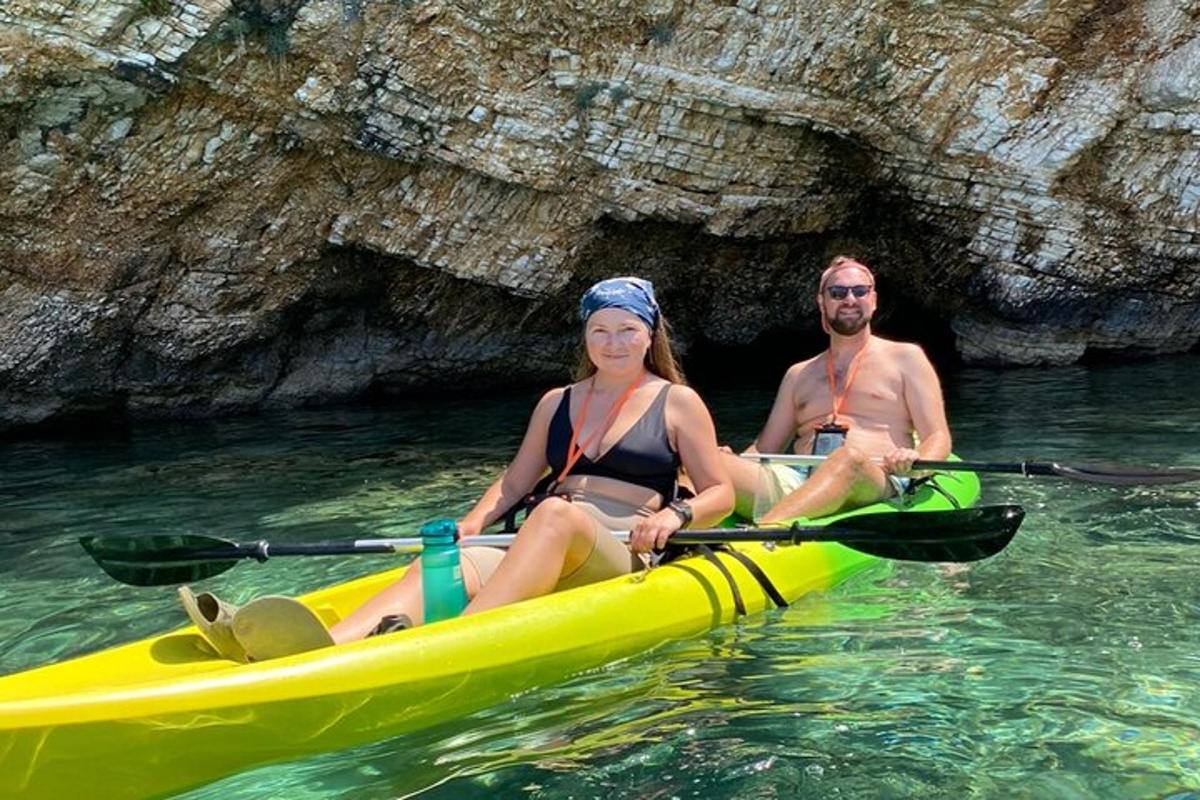 một người đàn ông và một người phụ nữ trong một chiếc thuyền kayak trong nước