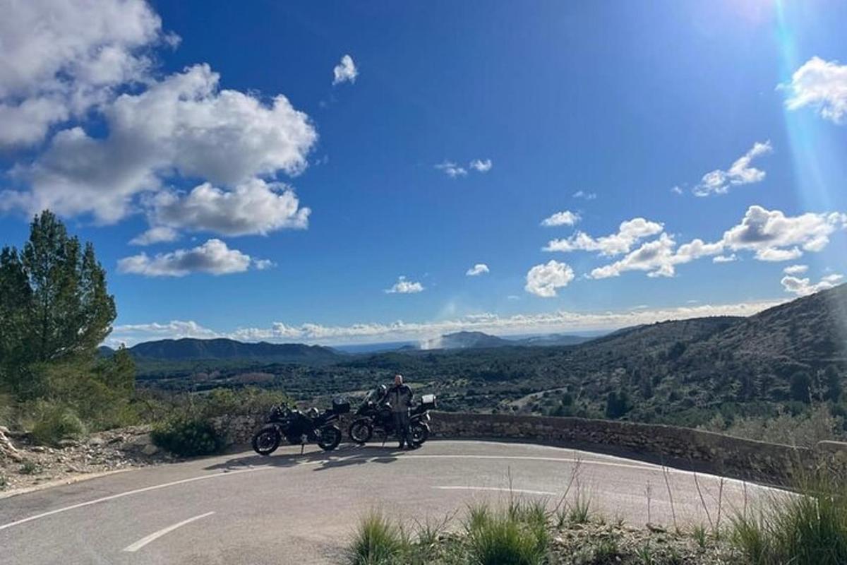 dva motocykly zaparkované na kraji silnice