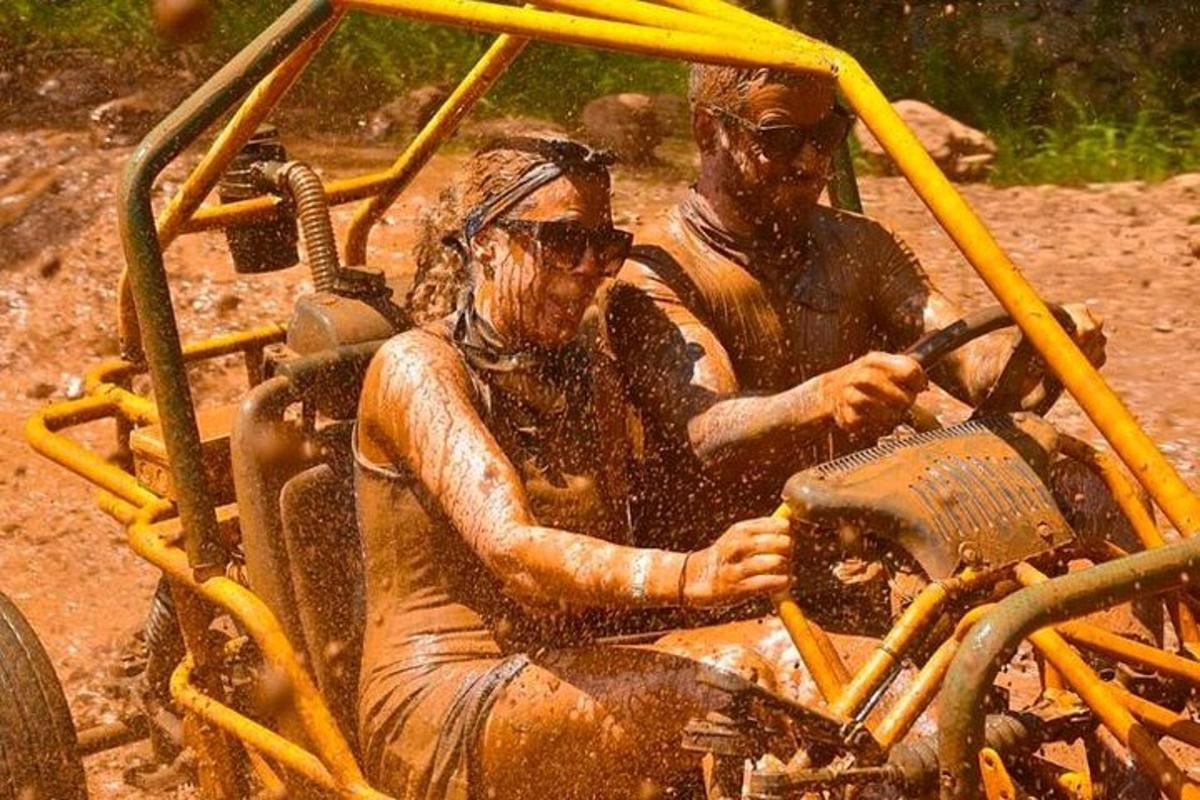 un grup de persones jugant en un cotxe de terra