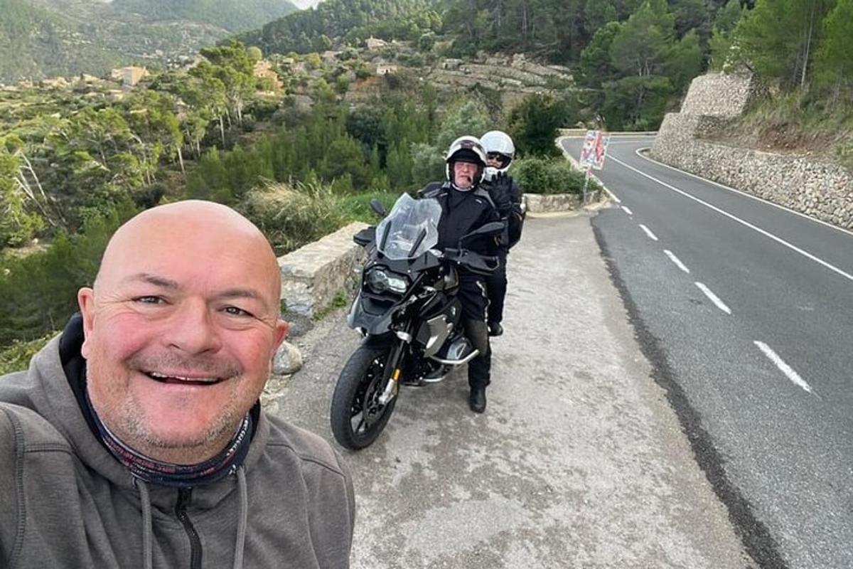 dva lidé na motorce na kraji silnice