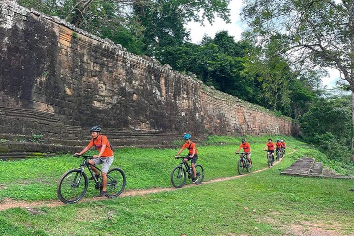 isang grupo ng mga taong nagbibisikleta malapit sa isang pader