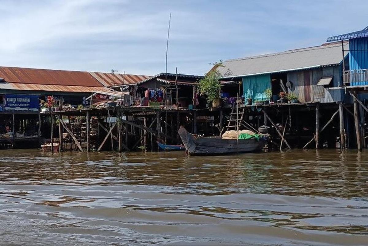 uma casa e um barco em um corpo d'água